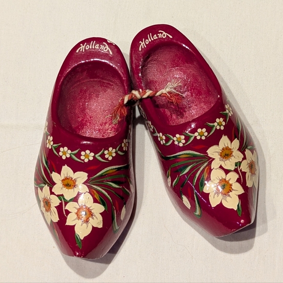 Hunnick Dutch Souvenir Set: Ceramic Trivet Tile and Painted Wooden Shoes - Picture 5 of 6